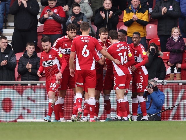 Paddy McNair di Middlesbrough festeggia il suo primo gol con i compagni di squadra il 5 marzo 2022