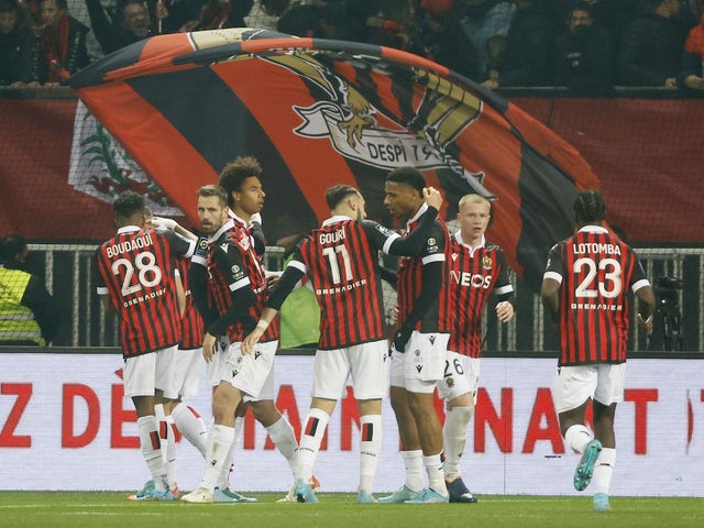 Andy Delort del Nizza festeggia il suo primo gol con i compagni di squadra il 5 marzo 2022
