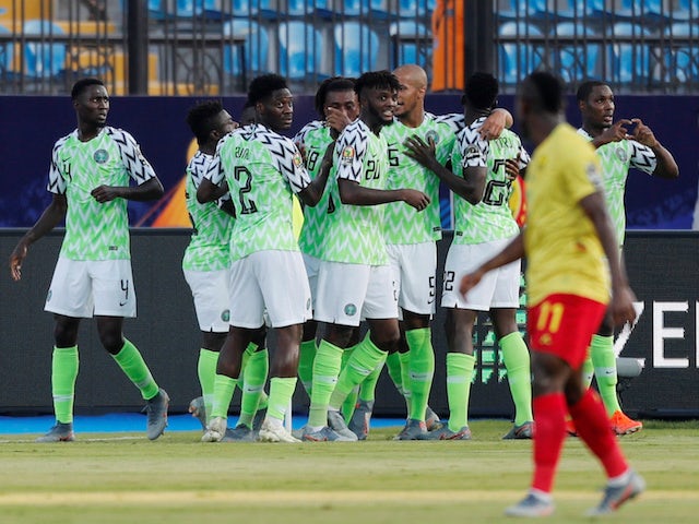 Odion Ighalo della Nigeria festeggia il suo primo gol con i compagni di squadra il 6 luglio 2019