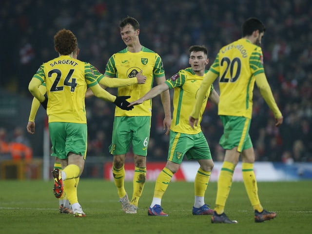 Lukas Rupp di Norwich City festeggia il suo primo gol con i compagni di squadra il 2 marzo 2022