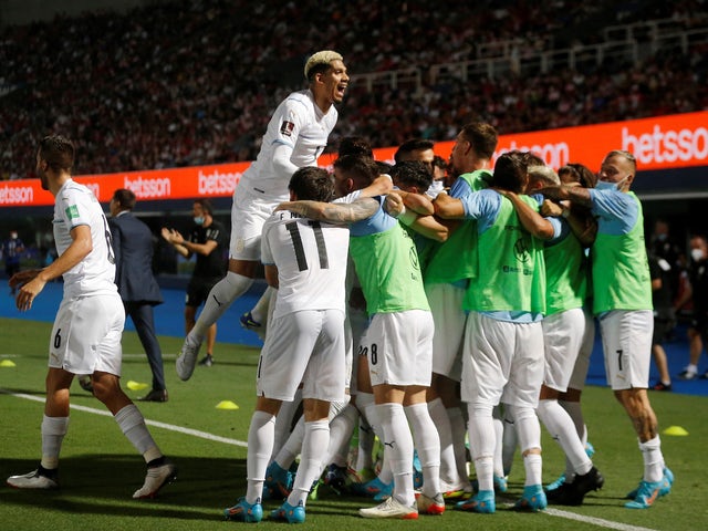 Luis Suarez dell'Uruguay festeggia il suo primo gol con i compagni di squadra il 27 gennaio 2022