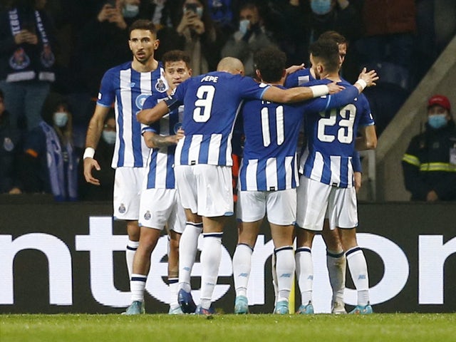 Antonio Martinez del Porto festeggia il suo primo gol con i compagni di squadra il 17 febbraio 2022