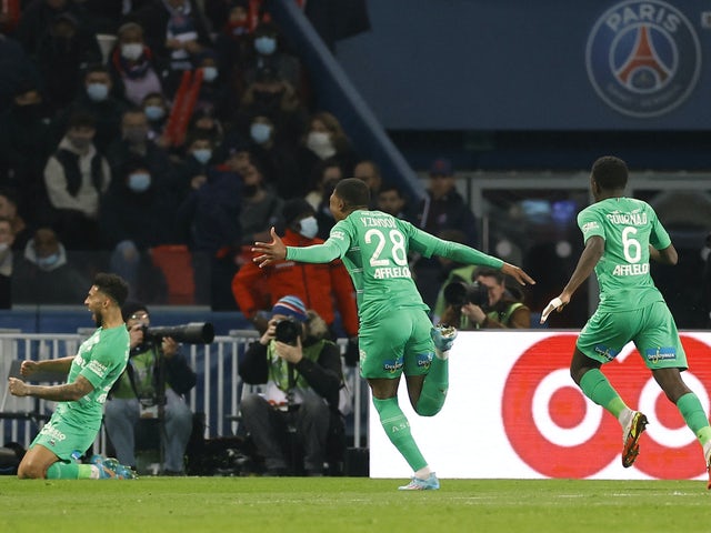 Denis Bouanga del Saint-Etienne festeggia il suo primo gol il 26 febbraio 2022