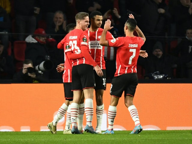 Cody Gakpo del PSV Eindhoven festeggia il suo primo gol con i compagni di squadra il 17 febbraio 2022