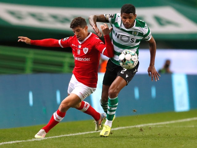 Matheus Reis dello Sporting CP in azione con Rafael Ramos di Santa Clara il 5 marzo 2022