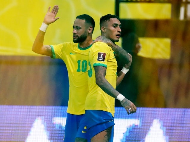 Il brasiliano Rafhinha festeggia con Neymar il 14 ottobre 2021