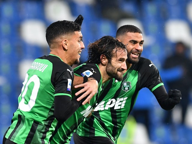 Gian Marco Ferrari del Sassuolo festeggia il secondo gol con Abdou Harroui e Gregoire Defrel il 1° dicembre 2021