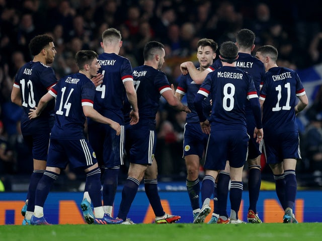 Lo scozzese Kieran Tierney festeggia il suo primo gol con i compagni di squadra il 24 marzo 2022