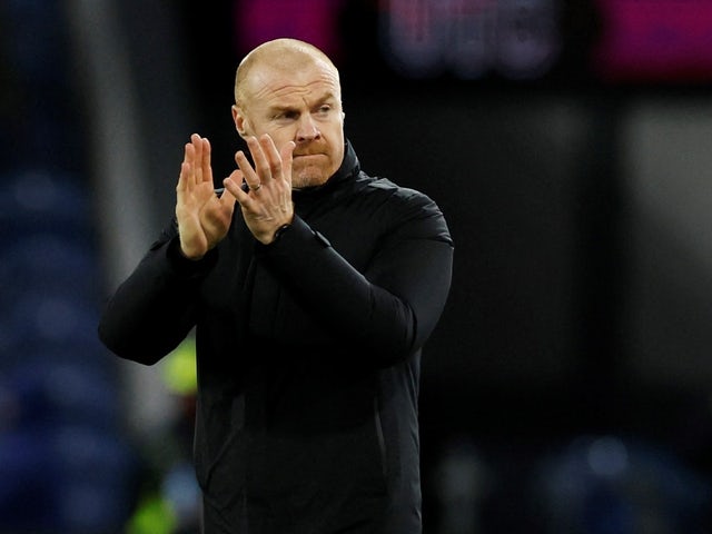Il manager del Burnley Sean Dyche applaude i fan dopo la partita del 1 marzo 2022