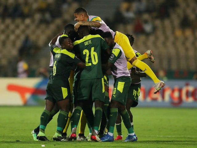 Il senegalese Abdou Diallo festeggia il suo primo gol con i compagni di squadra il 2 febbraio 2022