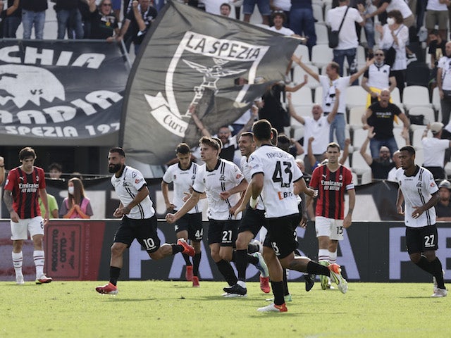 Daniele Verde dello Spezia festeggia il primo gol con i compagni il 25 settembre 2021