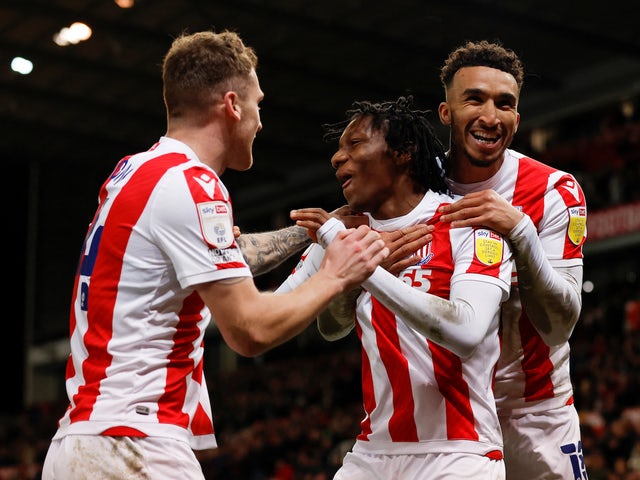 Jaden Philogene-Bidace di Stoke City festeggia il suo primo gol con i compagni di squadra l'8 febbraio 2022