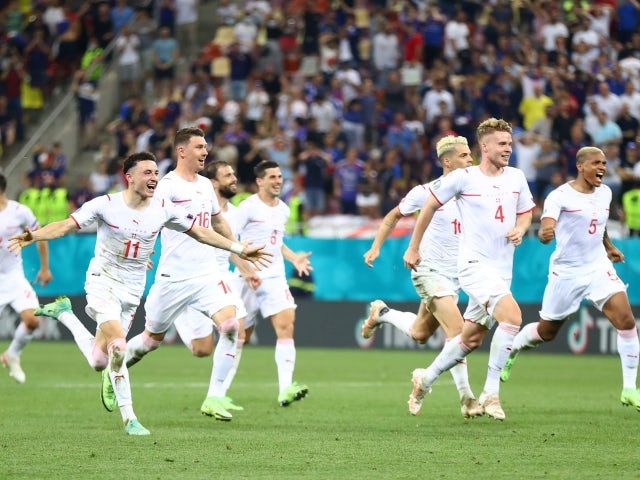 I giocatori della Svizzera festeggiano dopo aver vinto i calci di rigore il 28 giugno 2021