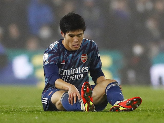 Takehiro Tomiyasu dell'Arsenal dopo aver subito un infortunio il 18 dicembre 2021