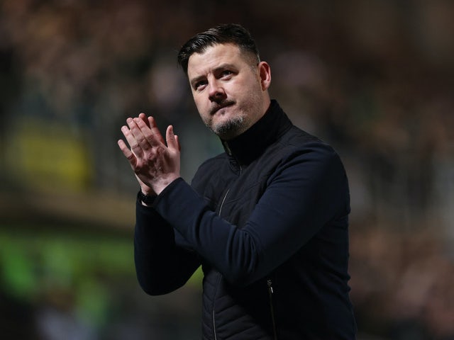 Il manager del Dundee United Tam Courts applaude i fan dopo la partita del 14 marzo 2022