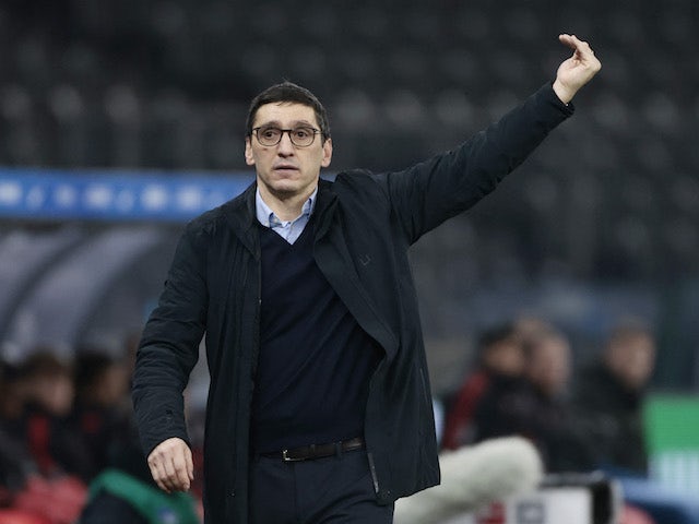 allenatore dell'Hertha Berlino Tayfun Korkut reagisce il 23 gennaio 2022