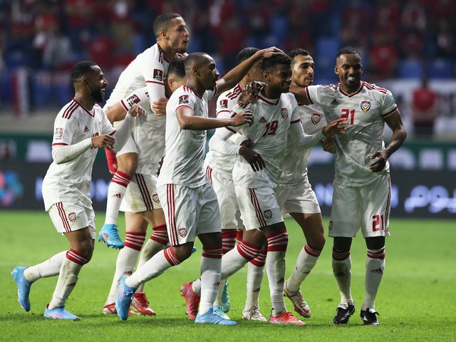 Yahya Al Ghassani degli Emirati Arabi Uniti festeggia il secondo gol con i compagni di squadra il 27 gennaio 2022