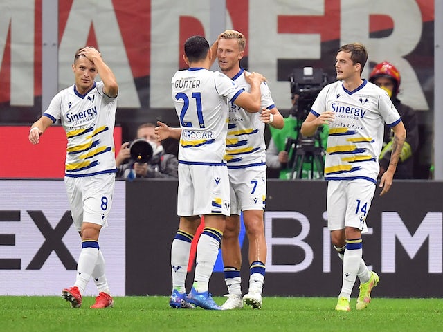 Antonin Barak dell'Hellas Verona festeggia il secondo gol con i compagni il 16 ottobre 2021