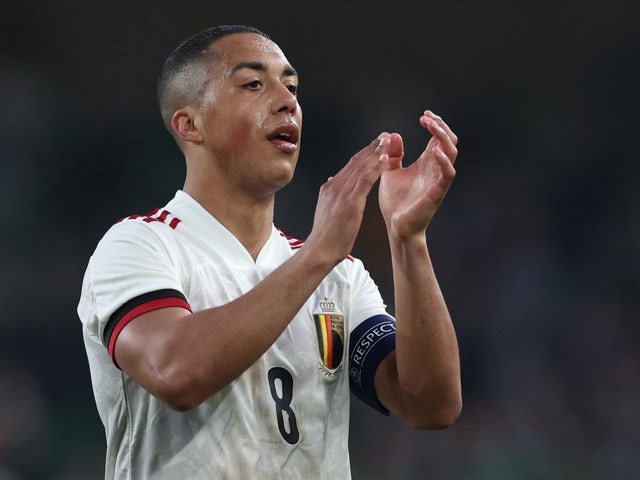 Il belga Youri Tielemans applaude i fan dopo la partita del 26 marzo 2022